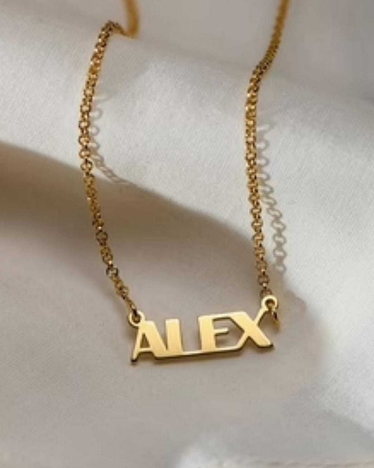 Customizable Name necklace in Classic Bold